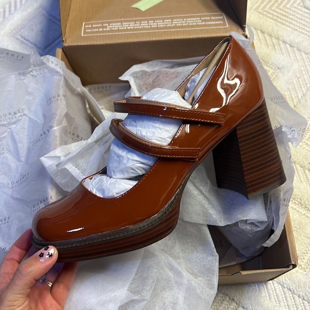 Journee Collection Shasta Platform Pump in Cognac - Picture 5 of 9